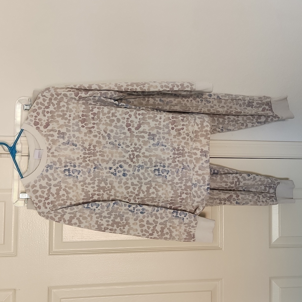 Starts Above Fleece 2-Piece Soft Casual Set. S/M